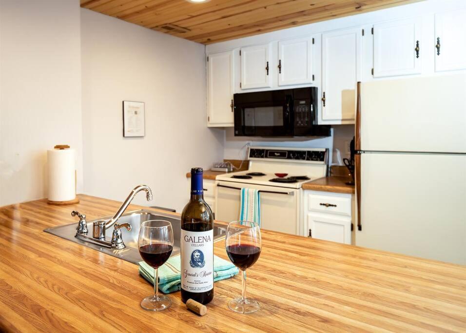 Peaceful 2-Bedroom Townhome Retreat W/Wooded View Galena Eksteriør billede